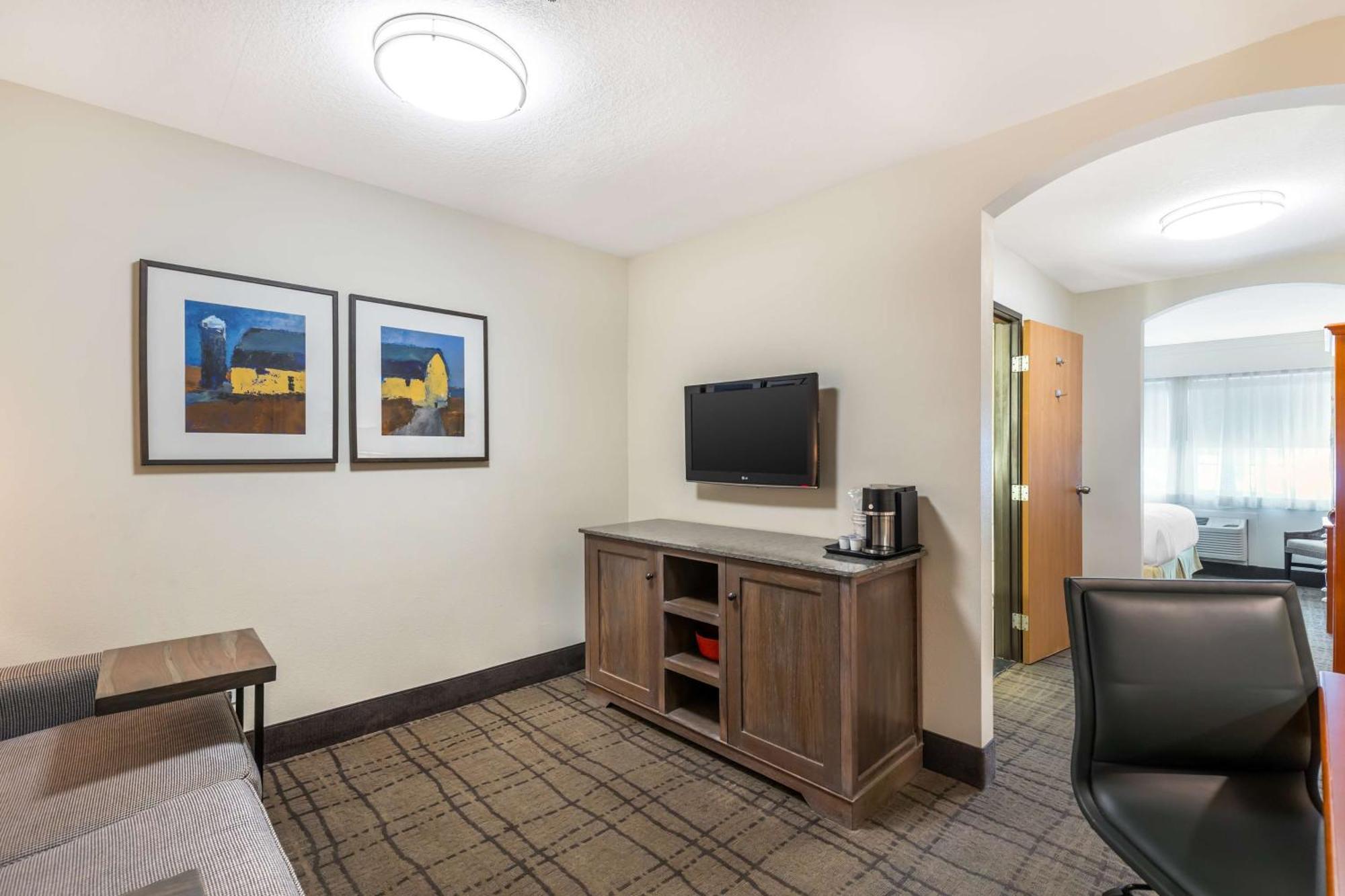 Best Western Plus University Park Inn & Suites Ames Bagian luar foto